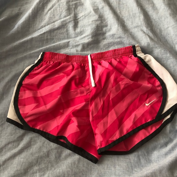 nike shorts women pink